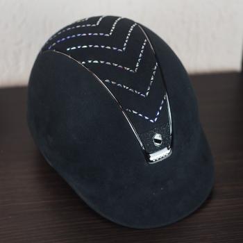 Шлем Premium замшевый, топ Chevron, с кристаллами Holographic,  вентиляция с кристальным покрытием